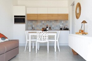 Classic Apartment, Garden View | Living area