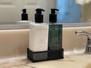 Serviettes fournies, savon