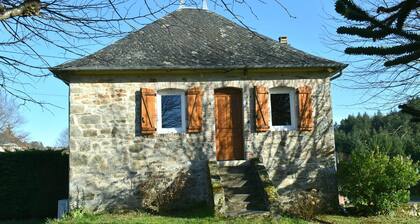 Air-conditioned country cottage with a large yard in Gimel-les-Cascades