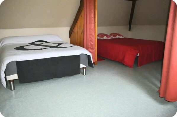 1 habitación, tabla de planchar con plancha y ropa de cama 
