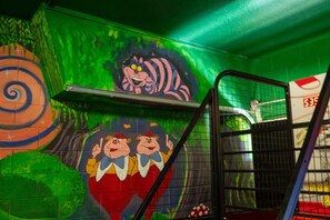 Un mural amb personatges de dibuix animat i un disseny espiral a una paret.