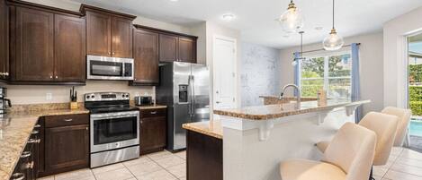 Frigorífico, microondas, horno y lavavajillas