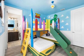 6 habitaciones, escritorio, tabla de planchar con plancha y wifi