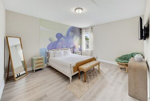 6 bedrooms, desk, iron/ironing board, WiFi