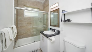 Douche, sèche-cheveux, serviettes fournies, savon