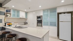 Fridge, microwave, stovetop, dishwasher