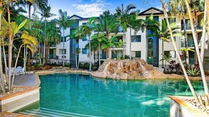 Pool - Beautiful Palm Beach - Beachfront 3 Bedroom Apartment - Linen Provided - Min. 3 Night Stays (Palm Beach)
