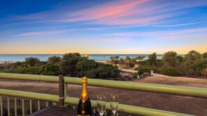 Property grounds - Beautiful Palm Beach - Beachfront 3 Bedroom Apartment - Linen Provided - Min. 3 Night Stays (Palm Beach)