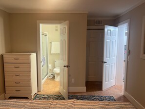 2 多间卧室、熨斗/熨衣板、免费 WiFi、床单