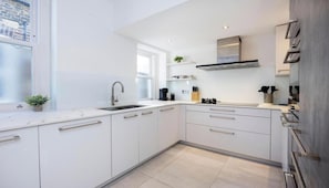 Fridge, microwave, oven, stovetop - Stylish Three-Bedroom Apartment in the Heart of Belsize Park (London)