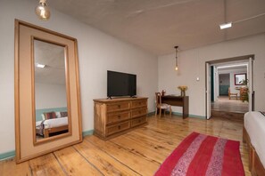 1 bedroom, bed sheets