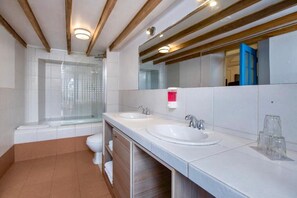 Shower, hair dryer, towels - 2 Bedroom Apartment with Kitchen and Wifi, Walk to Plaza de Armas (Cusco)