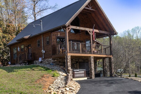 Exterior - Bear's Den Cabin in the Smokies! (Sevierville)