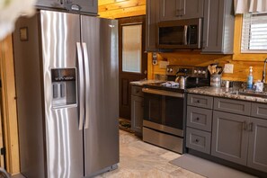 Fridge, microwave, oven, stovetop - Bear's Den Cabin in the Smokies! (Sevierville)