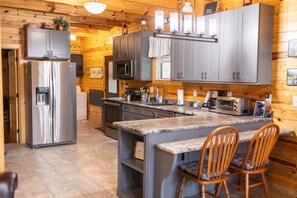 Fridge, microwave, oven, stovetop - Bear's Den Cabin in the Smokies! (Sevierville)