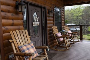 Terrace/patio - Bear's Den Cabin in the Smokies! (Sevierville)