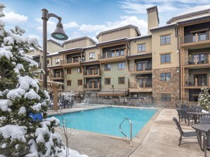 Una piscina al aire libre, una piscina climatizada