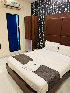 Dobbeltrom – deluxe, 1 dobbeltseng, hageutsikt | Bad | Håndklær, såpe, sjampo og toalettpapir