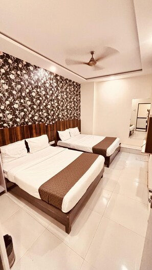 Dobbeltrom – deluxe, 1 dobbeltseng, hageutsikt | Skrivebord for bærbar PC og wi-fi (inkludert)