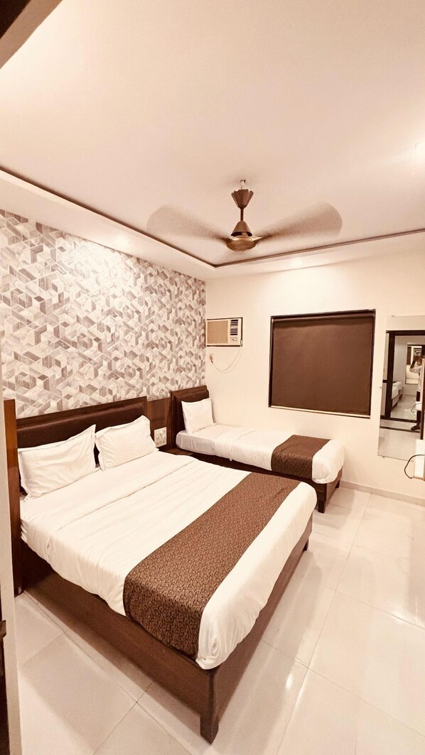 Dobbeltrom – deluxe, 1 dobbeltseng, hageutsikt | Skrivebord for bærbar PC og wi-fi (inkludert)