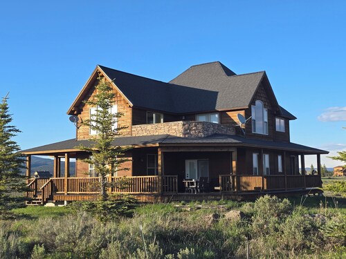 Cove Ct Cabin Island Park Idaho ~Theater room & snowmobile parking ~ Sleeps 18