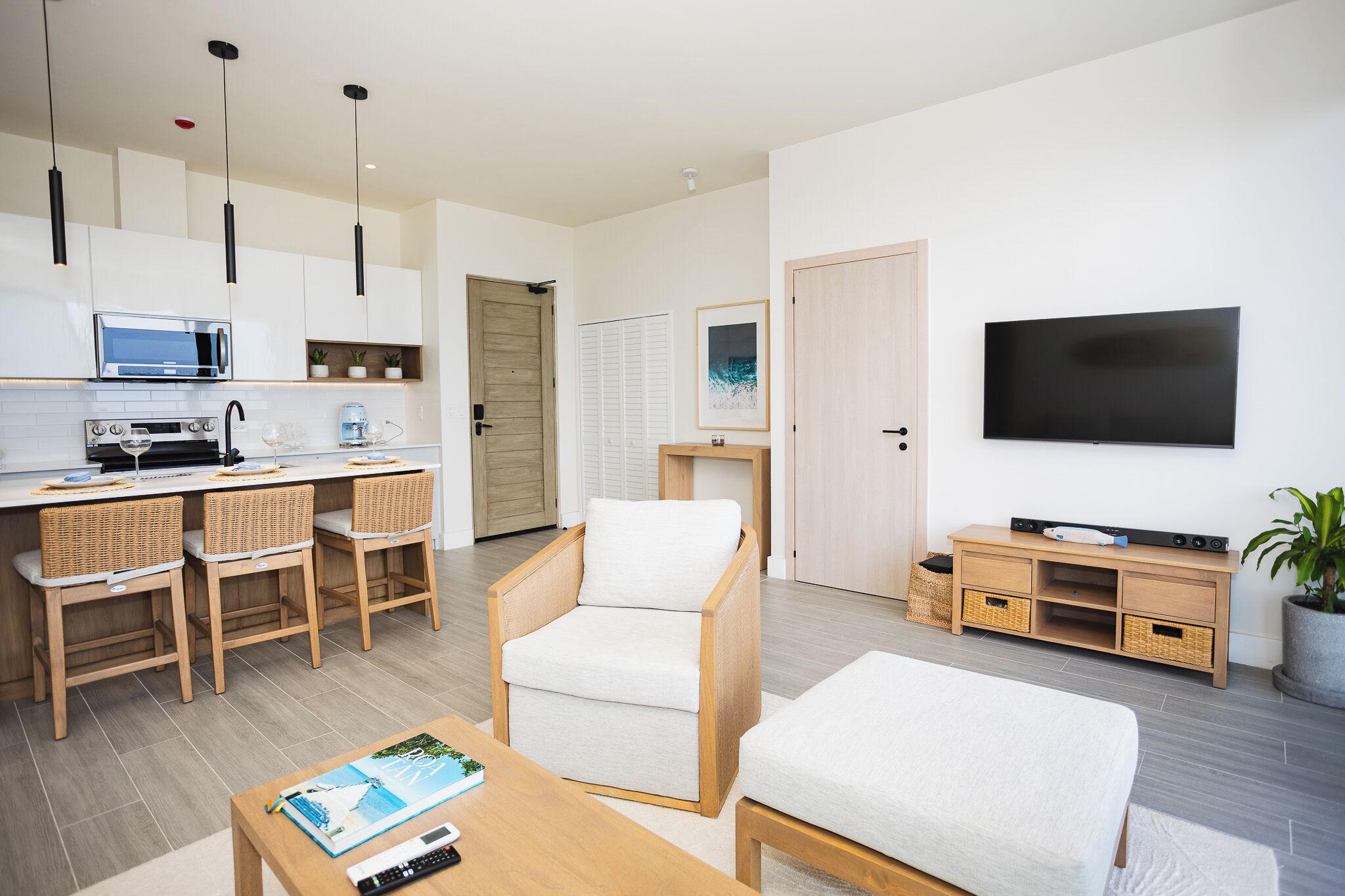 Luxury Apartment, Balcony, Ocean View | Living area | 50-inch Smart TV with cable channels