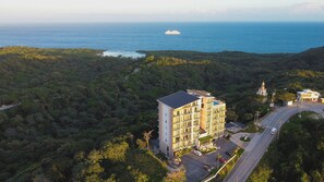 Front of property - Arihini Deluxe Apartments (Roatan)