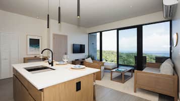Luxury-Apartment, Balkon, Meerblick | Wohnbereich | 50-Zoll-Smart-TV mit Kabelempfang, Netflix, Streaming-Dienste