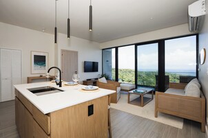 Apartamento de lujo, balcón, vistas al mar | Zona de estar | Smart TV de 50 pulgadas con canales por cable