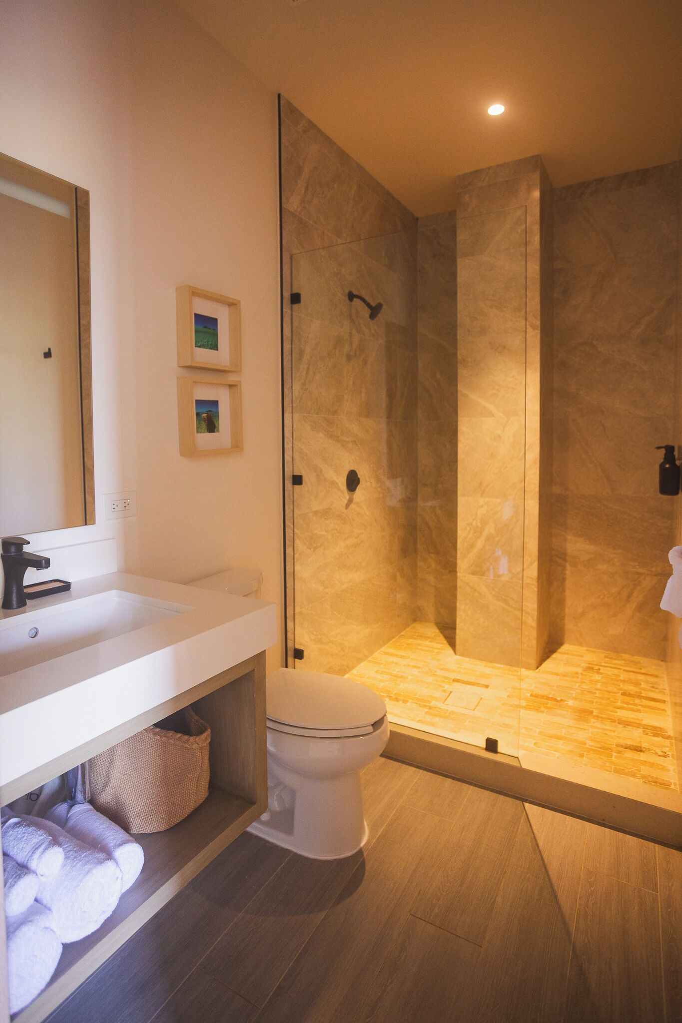 Une salle de bain moderne avec un lavabo, des toilettes et une douche.