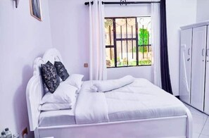 3 bedrooms, iron/ironing board, WiFi, bed sheets