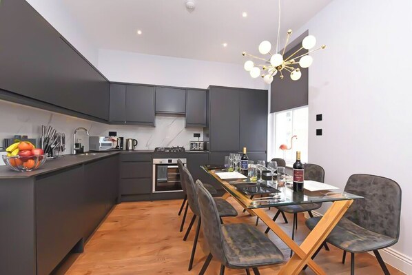 Mikrowelle, Ofen, Herdplatte, Geschirrspüler