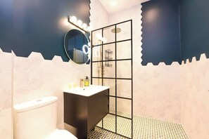 Een douche, een haardroger, handdoeken, zeep