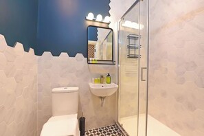 Douche, sèche-cheveux, serviettes fournies, savon