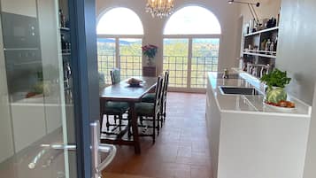 Frigorifero, microonde, forno, lavastoviglie