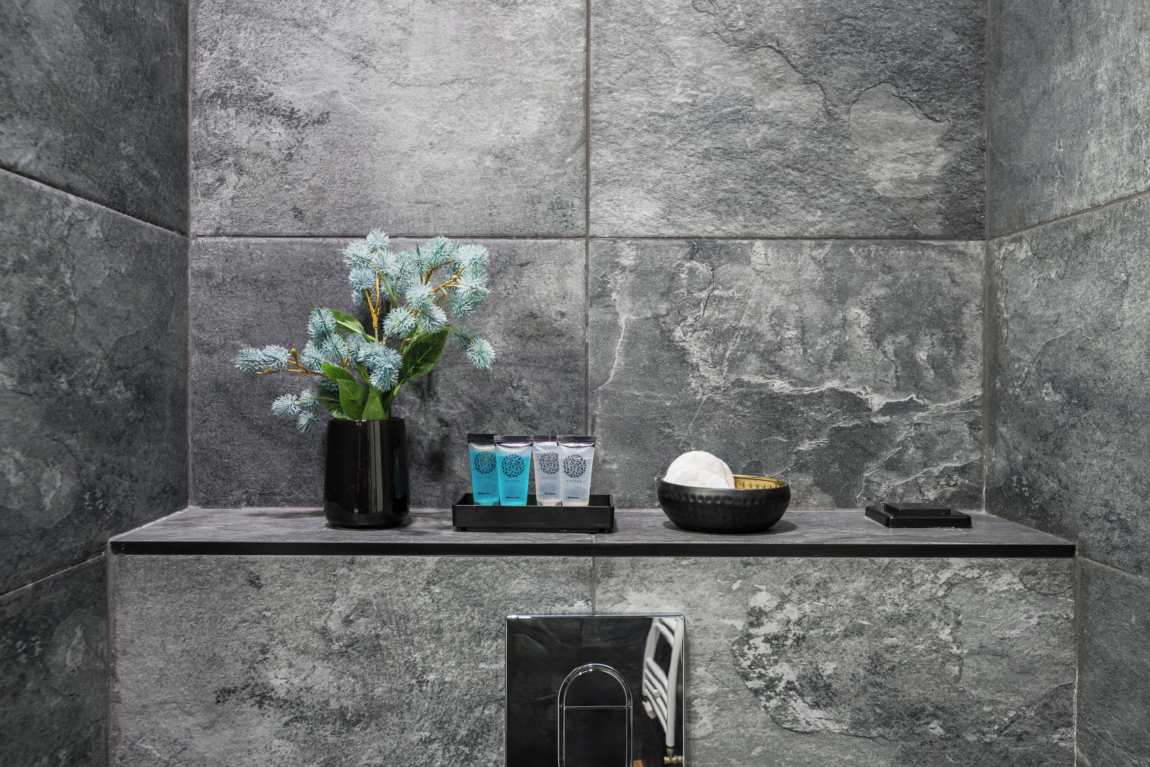 Luksushuoneisto, parveke, kaupunkinäköala | Kylpyhuone | Suihku, ilmaiset hygieniatuotteet, hiustenkuivaaja, saippua