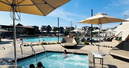 Luxury Condo 4 Bedrooms w/2 En-Suites WiFi,TV, Pool SPA in Irvine. Pet-Friendly!