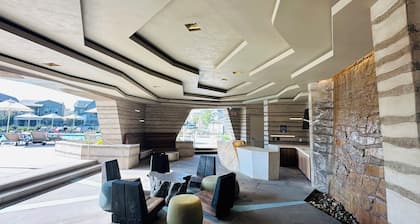 Luxury Condo 4 Bedrooms w/2 En-Suites WiFi,TV, Pool SPA in Irvine. Pet-Friendly!