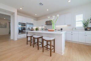 Refrigerador, microondas, horno, placa de cocina