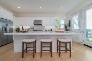 Coffee/tea maker, fridge, microwave, oven