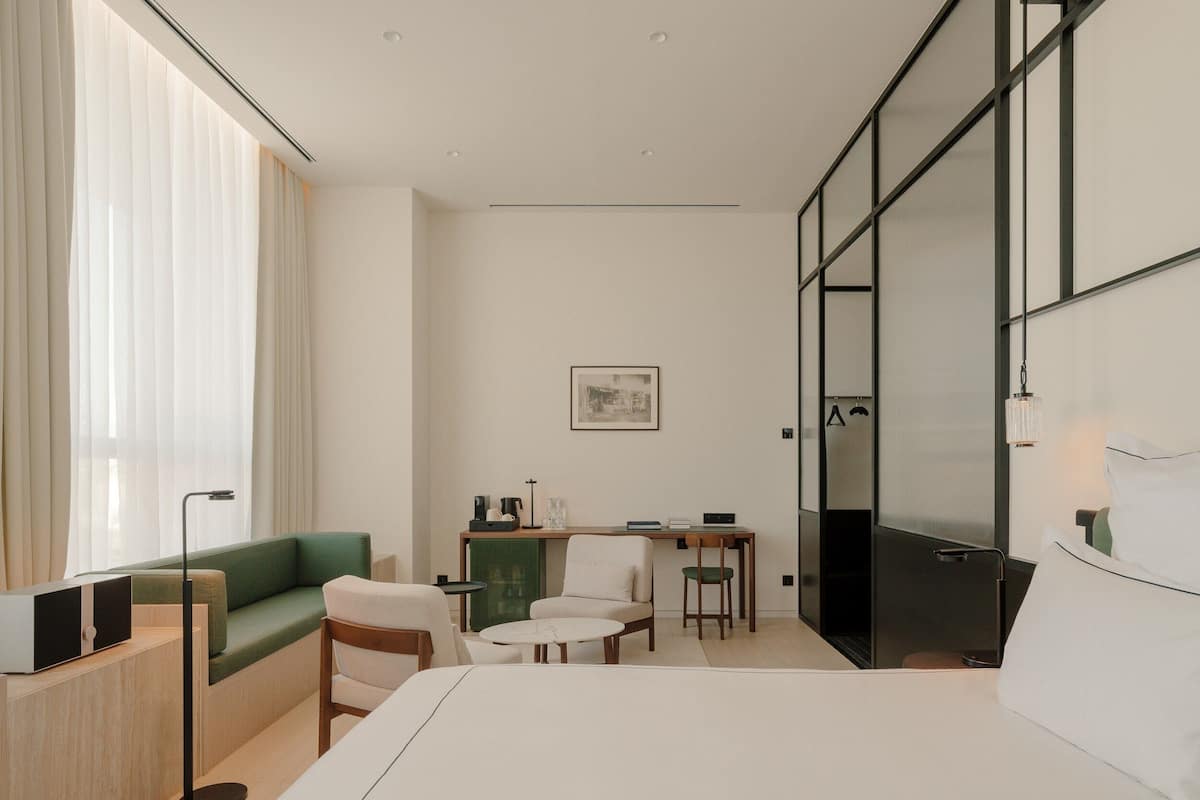 Camera Deluxe (Club) | Biancheria da letto di alta qualità, minibar, una cassaforte in camera