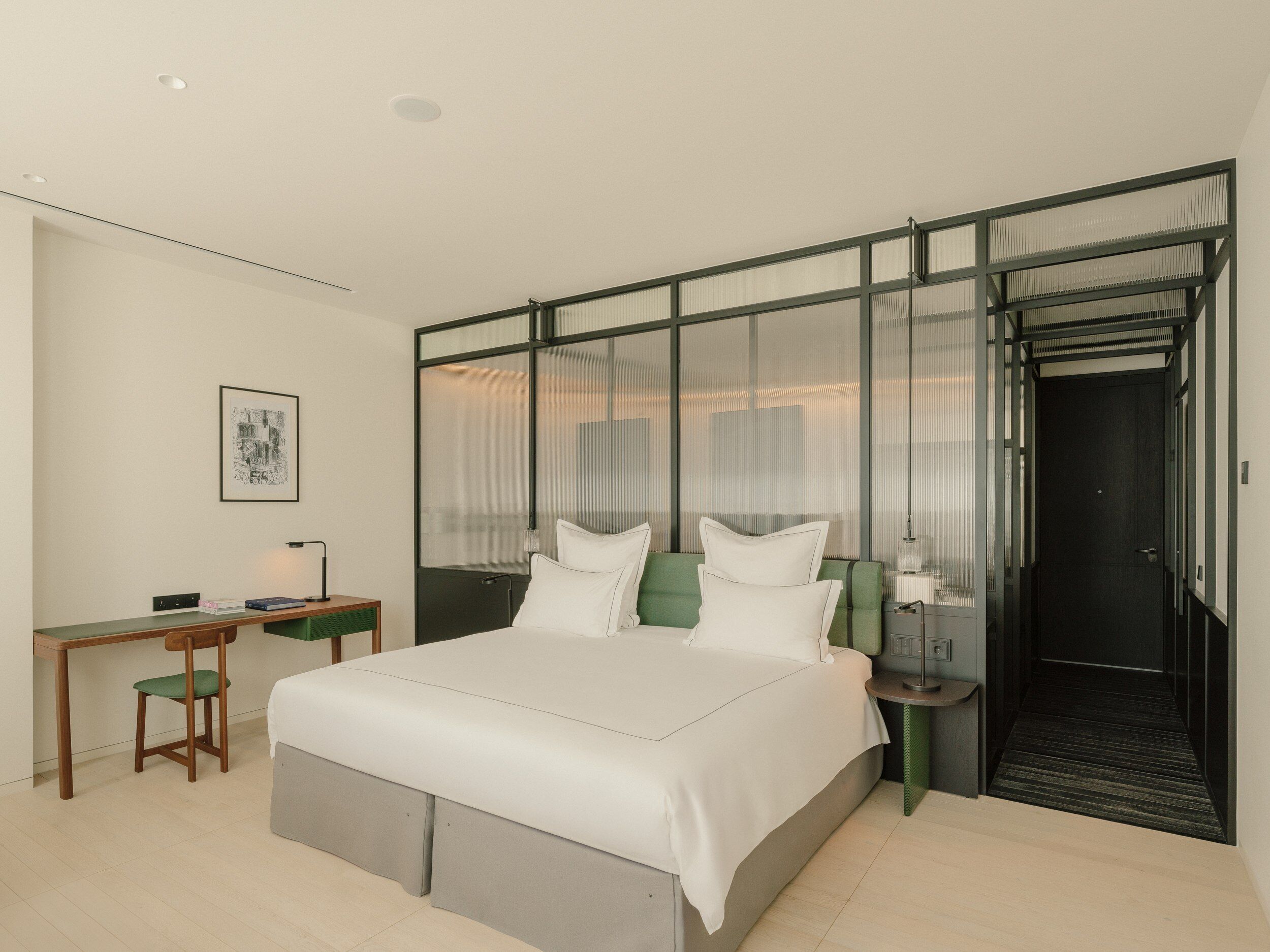 Deluxe Δωμάτιο, Βεράντα | Κλινοσκεπάσματα υψηλής ποιότητας, μίνι μπαρ, χρηματοκιβώτιο στο δωμάτιο 