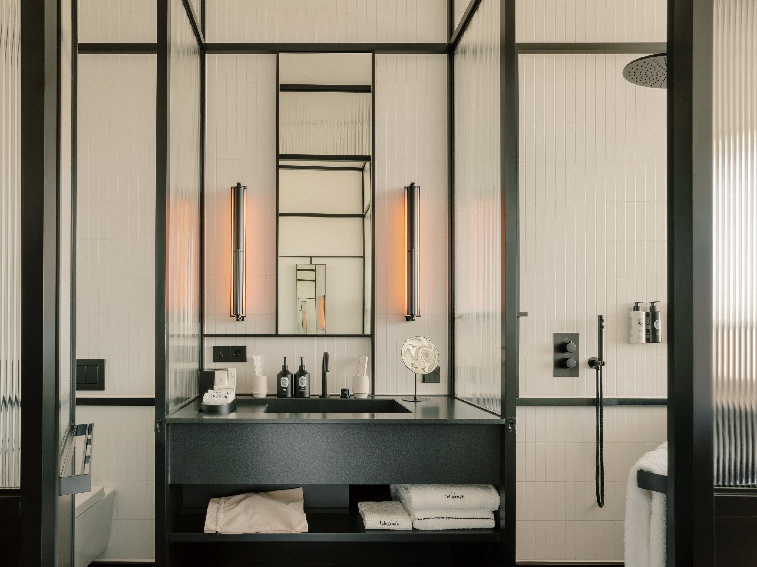 Deluxe Room | Salle de bain | Articles de toilette écologiques, séchoir à cheveux, peignoirs
