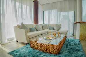 Luksus-suite - balkon - havudsigt | Opholdsområde | 35-tommers smart-tv med kabelkanaler, Netflix, streamingtjenester