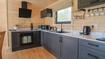 Rentaplats i utensilis de cuina, vaixella i coberteria