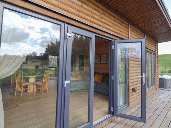 Outdoor dining - Foxglove (Chard)