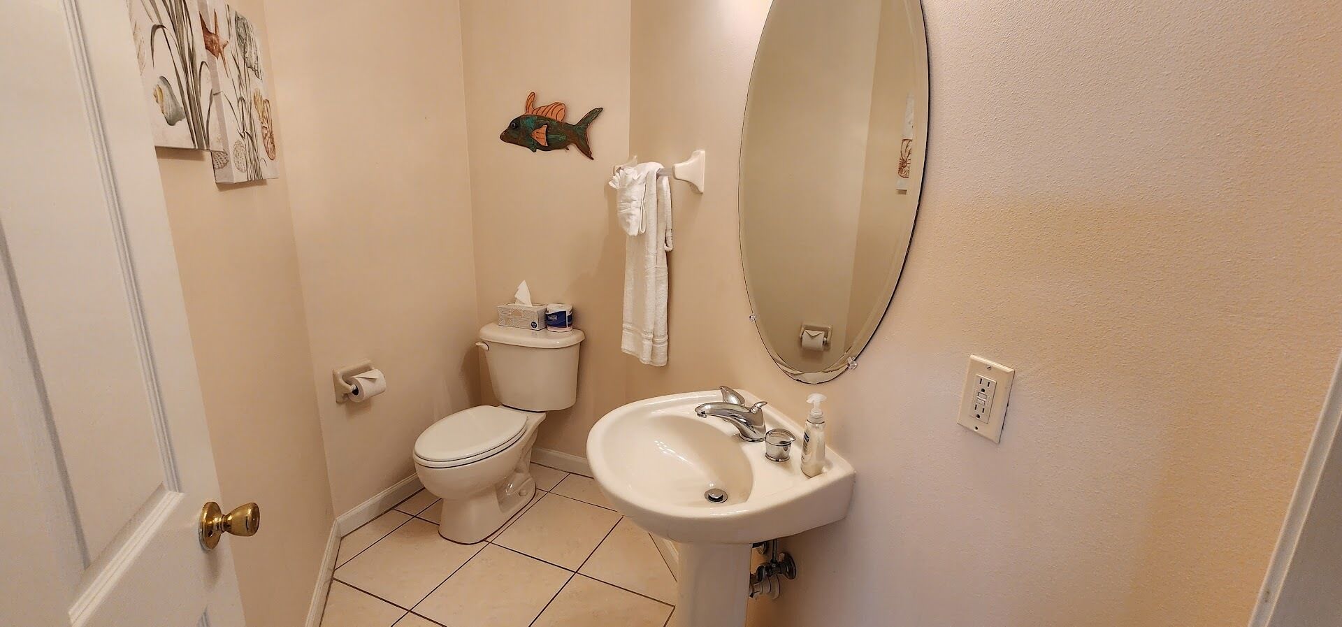 Un baño con inodoro, lavamanos y espejo.