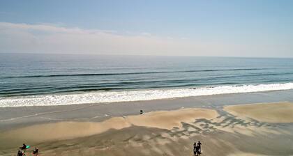 Cozy condo with ocean view, private beach access, 3 pools and tennis courts