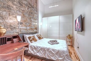 2 Schlafzimmer, Schreibtisch, Bügeleisen/Bügelbrett, Reisekinderbett