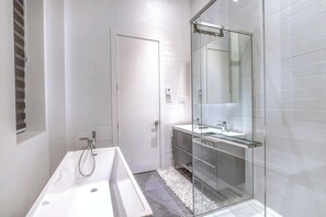 Dusche, Haartrockner, Handtücher, Seife